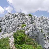 日本百名山・光岳の白い岩峰と青空の山岳風景の写真