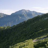 日本百名山・聖岳と光岳の山並みが連なる稜線の写真