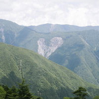 日本百名山・光岳の青薙山斜面に見えるハート形の崩落の写真