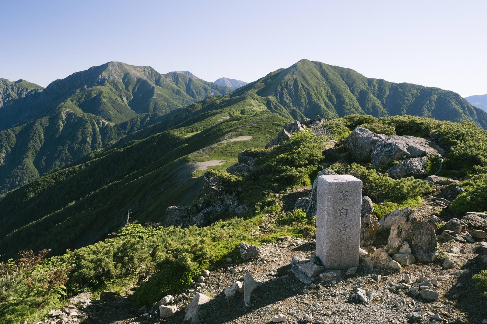 茶臼岳の山頂から眺めた日本百名山の尾根と周辺の山々の遠景