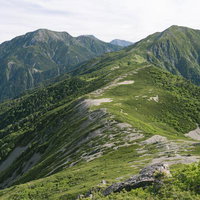 茶臼岳稜線から見る上河内岳と聖岳の山並みの写真