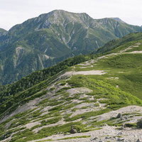 日本百名山・光岳の山頂付近から見る南アルプスの山岳眺望の写真