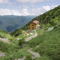 光岳の茶臼小屋とキャンプ場、登山者向けテント場の風景の写真