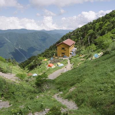 光岳の茶臼小屋とキャンプ場、登山者向けテント場の風景の写真