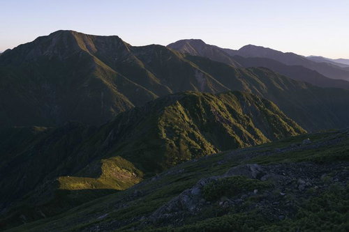 日本百名山の光岳、緑に包まれた荘厳な峰々の稜線