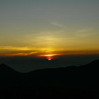 南アルプス南部の光岳から見る夜明けの日の出の写真