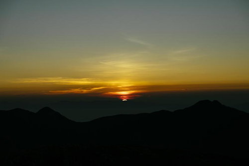 南アルプス南部の光岳から見る夜明けの日の出