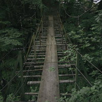 日本百名山・光岳登山道の老朽化した吊り橋の写真