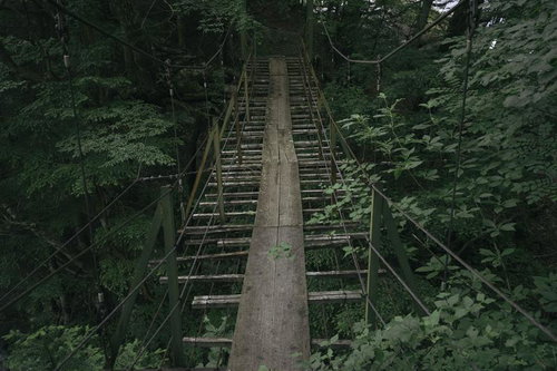 日本百名山・光岳登山道の老朽化した吊り橋