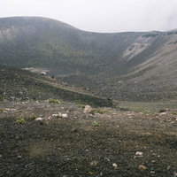 日本百名山・十勝岳の昭和噴火口、荒涼とした火口の全景の写真
