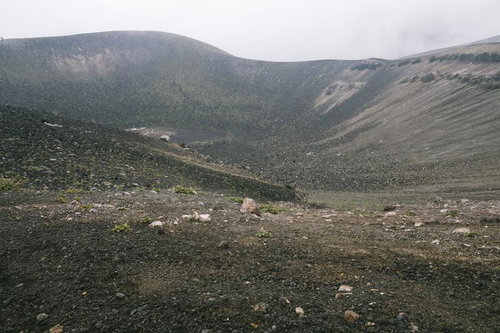 日本百名山・十勝岳の昭和噴火口、荒涼とした火口の全景