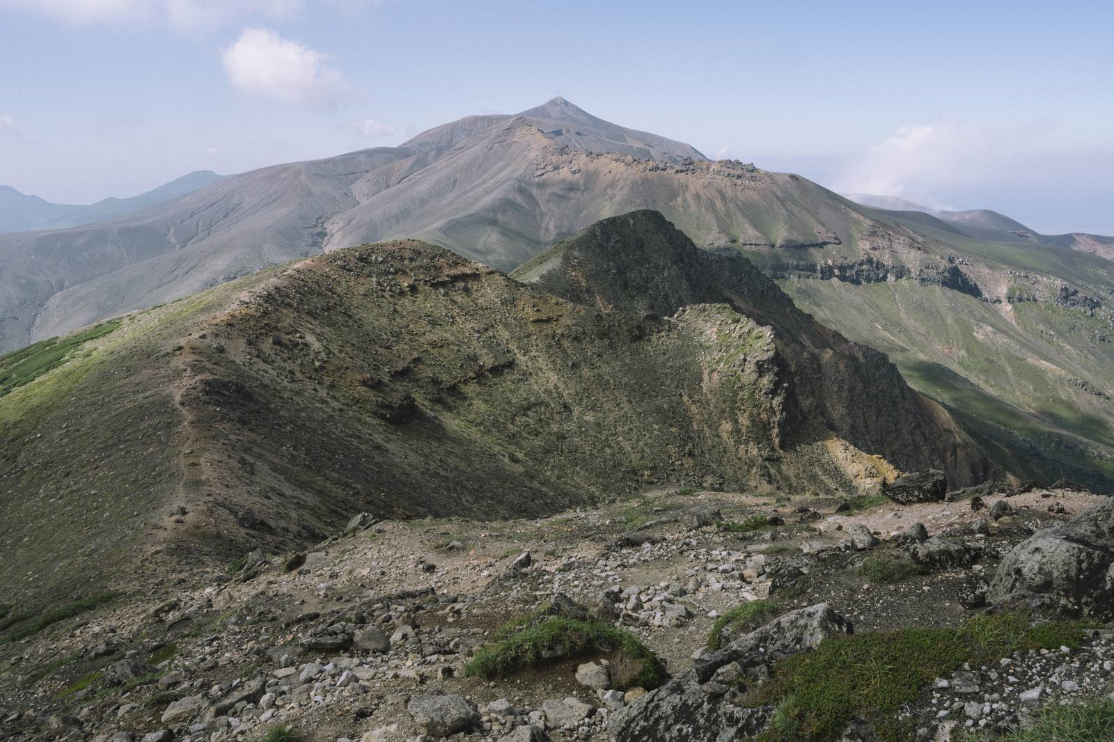 十勝岳の登山道から見た爆裂火口稜線と火山地形