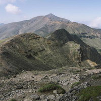 爆裂火口稜線から見る十勝岳の写真