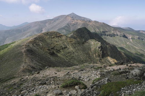 爆裂火口稜線から見る十勝岳の登山道と火山景観