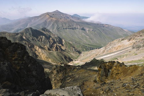 美瑛岳の爆裂火口から見る十勝岳の雄大な山容