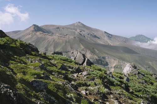 美瑛岳方面から見る十勝岳の岩肌と稜線、日本百名山の雄大な山容