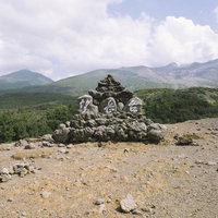 十勝岳の絶景を望む登山口の石碑、北海道の日本百名山の写真
