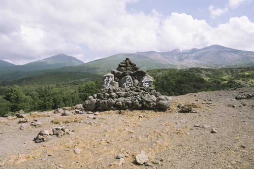 十勝岳の絶景を望む登山口の石碑、北海道の日本百名山