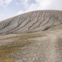 雨裂が大地を侵食する十勝岳の平ヶ岳台地の登山道の写真