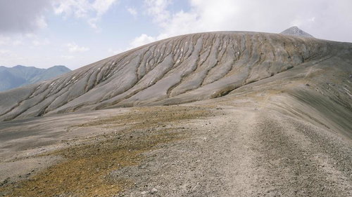 雨裂が大地を侵食する十勝岳の平ヶ岳台地の登山道