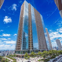 都市を見下ろす超高層タワーマンションの圧倒的存在感の写真