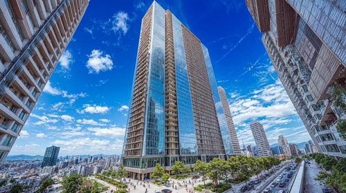 都市を見下ろす超高層タワーマンションの圧倒的存在感