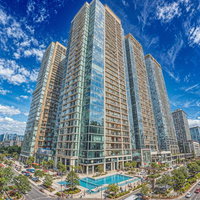 大通りに面した高層タワーマンション群の街並みの写真