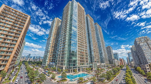 大通りに面した高層タワーマンション群の街並み