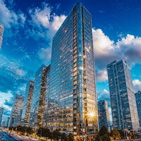 昼間の青空に映る高層マンションの理想の住まいの写真