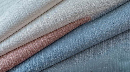 重なり合う三色のファブリック生地のクローズアップ