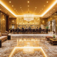 大理石床の広々としたホテルラウンジ、ソファが並ぶくつろぎ空間の写真
