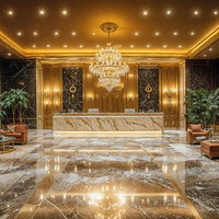 金色の照明が映える大理石床のラグジュアリーホテルロビーの写真