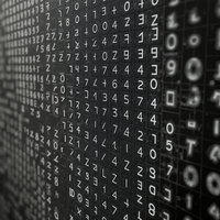 黒背景に白い数字とアルファベットが並ぶデジタルコード空間の写真