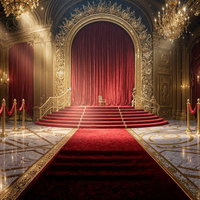 クリスタルシャンデリアと大理石フロアが輝く高級ホテルロビーの写真