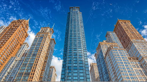 青空に向かってそびえ立つ高層ビル群