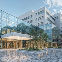 ガラス張りのエントランスホールがある近代的な複合建築の写真