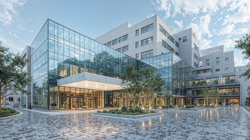 ガラス張りのエントランスホールがある近代的な複合建築