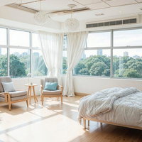 白いカーテンと木漏れ日が包む病室の写真