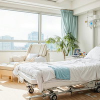 都市を望む大窓の明るい病室と白いベッドの療養空間の写真