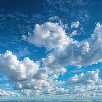 青空いっぱいに広がる白い雲の写真