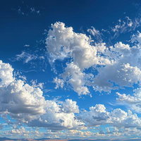 青空と入道雲が広がる夏の空の写真