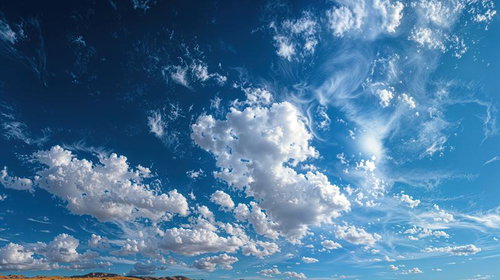 風に流れる白い雲群と深いコバルトブルーの青空