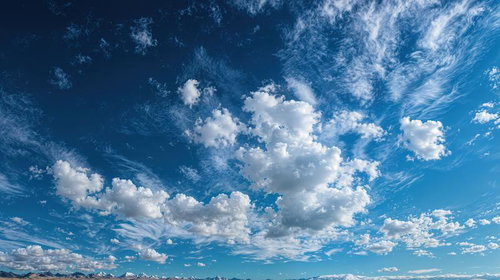 晴れわたる大空と浮かぶ白い雲
