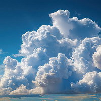 夏の日の積乱雲と青空、白く盛り上がった入道雲が浮かぶ晴天時の夏空の写真