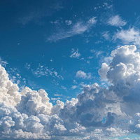 立体感のある積乱雲が発達した夏の青空の写真