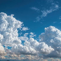 夏空に広がる積乱雲と青空の写真