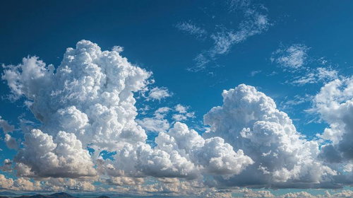 夏空に広がる積乱雲と青空