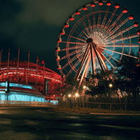 不気味な観覧車の廃遊園地の夜景の写真