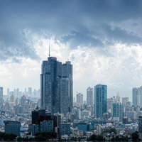 青空に浮かぶ立体感のある白い雲の風景の写真