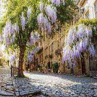 アンティークなティーカップに咲くバラのフラワーアレンジメントの写真